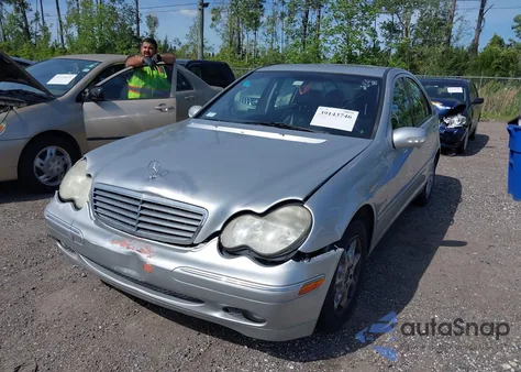 2001 Mercedes-Benz C 240 z USA, uszkodzony, nr VIN WDBRF61J21F090703